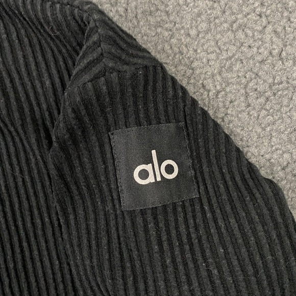 ALO Muse Ribbed V-Neck Pullover Top size Large Knit Crop Black Logo Sweater - Picture 2 of 10